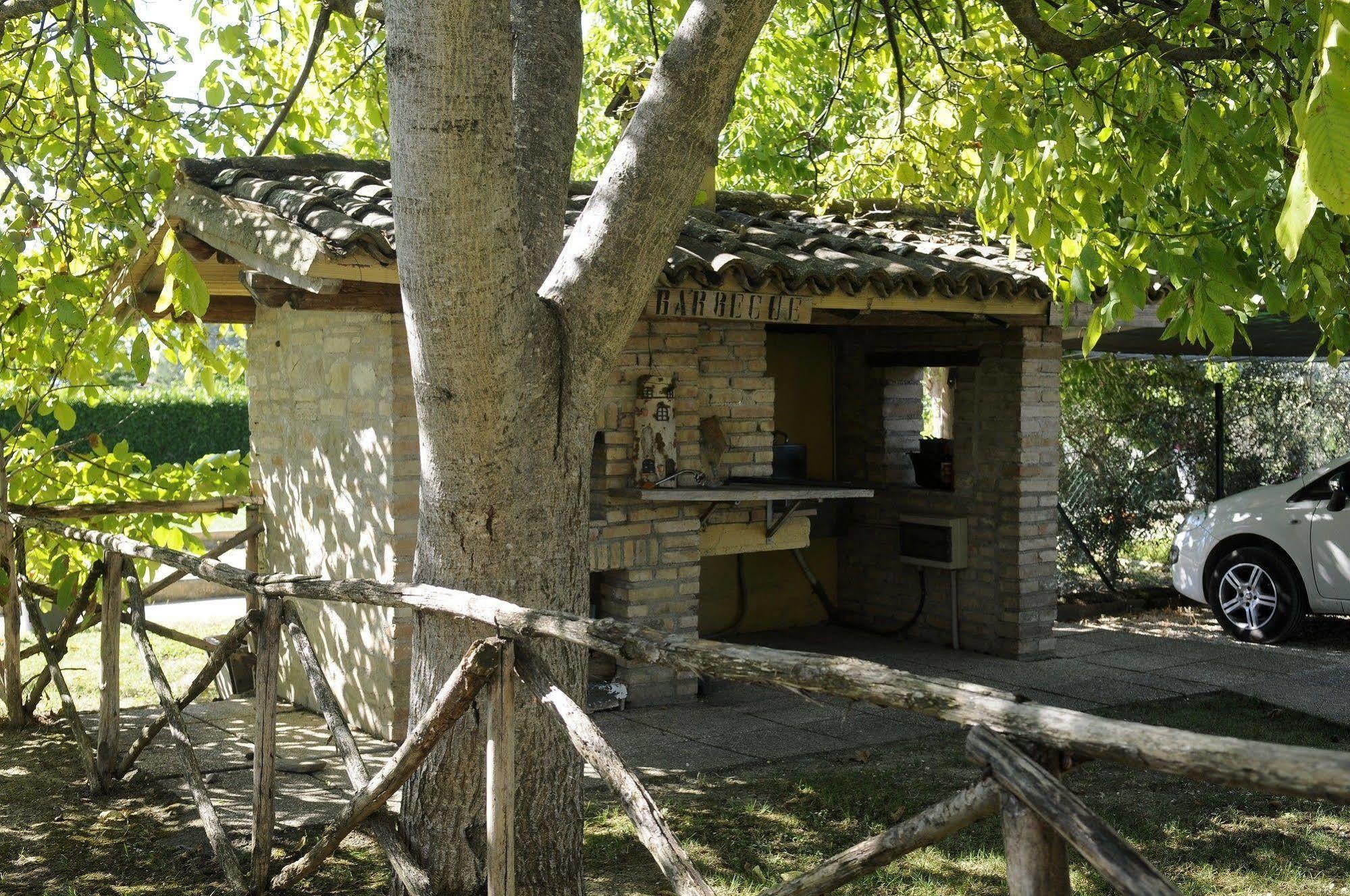 Agriturismo La Mora Ассізі Екстер'єр фото